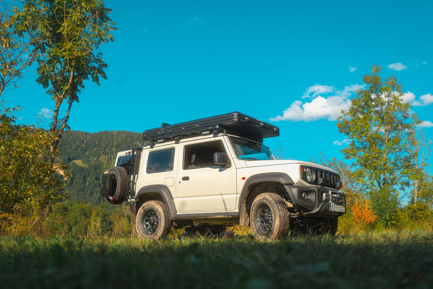 Suzuki Jimny se střešním stanem