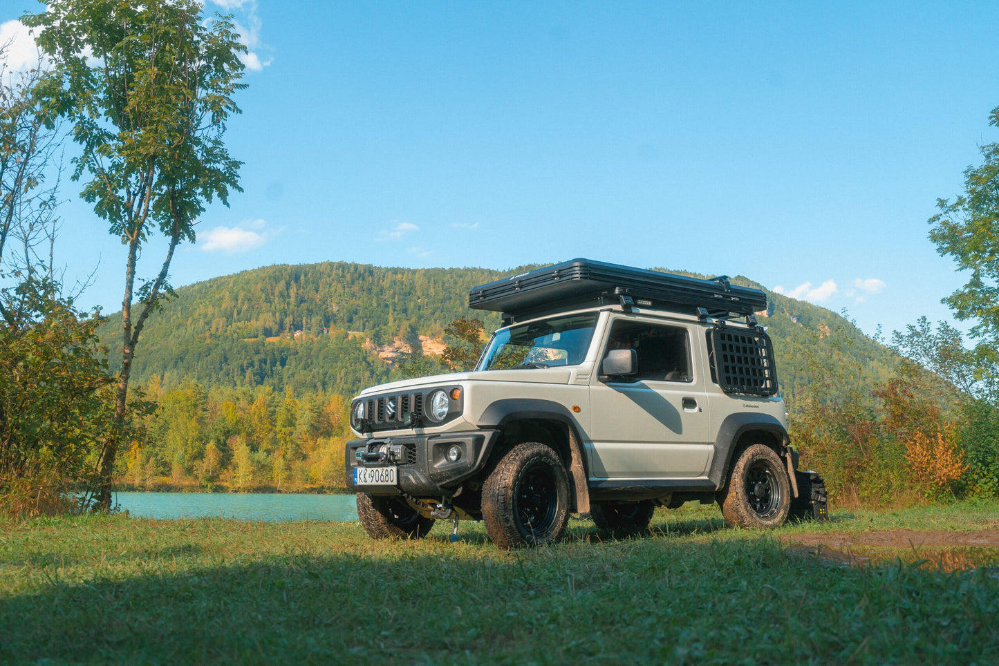 Suzuki Jimny se střešním stanem